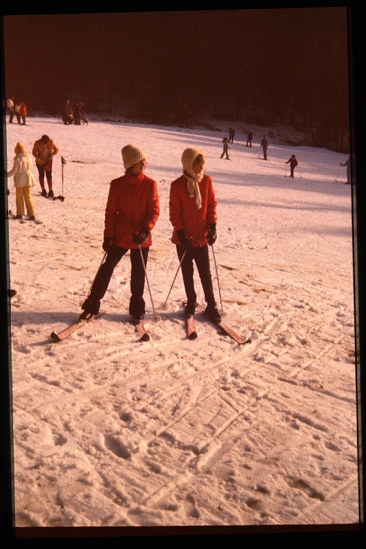12.Kirchberg dec 1975 Brigitte,Marion.JPG